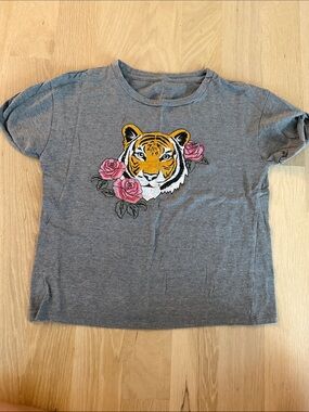 Arizona Jean Company Grey Tee with Tiger Head and Pink Roses